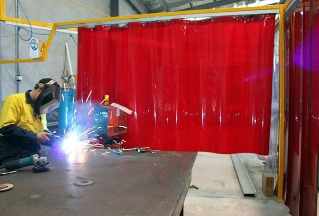 Rèm PVC ngăn tia lửa hàn ở xưởng chế tác kim loại