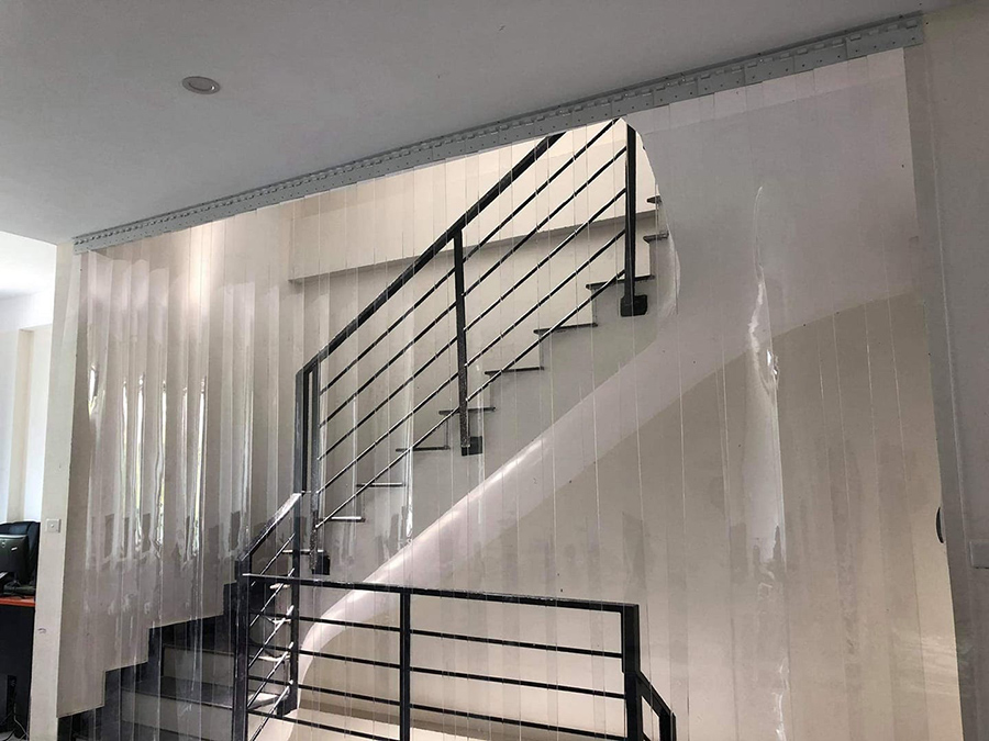 Rèm nhựa PVC dùng ở khu vực hành lang và cầu thang giúp ngăn lạnh